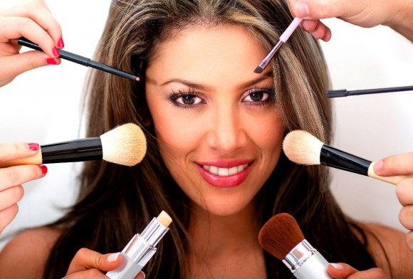 Mujer que es maquillada