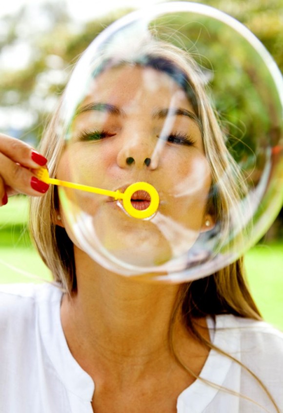 Mujer feliz hace burbuja
