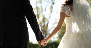 Novio «manotea» a su novia en plena boda (Video)