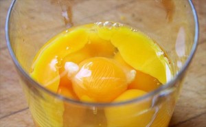 Conoce cuáles son los peligros de comer huevo crudo