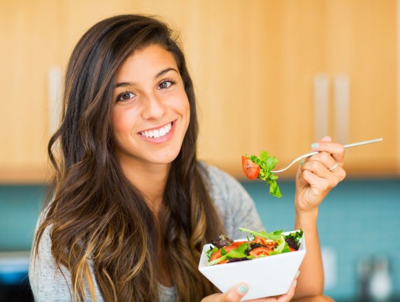 mujer comiendo sano para evitar hipertensión