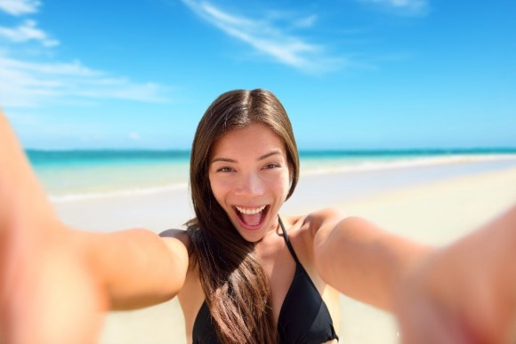 Mujer tomándose un selfie