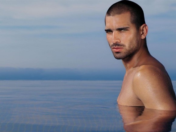 Hombre modelo en el agua