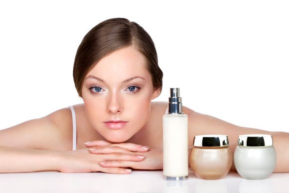 Mujer utiliza cremas y perfumes, tips para oler delicioso