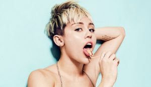 Miley Cyrus dejó a sus fanáticos tocar sus genitales (VIDEO)