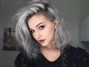 …y el color de cabello de moda es… ¡el gris!