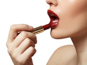 Qué significa que él te mire los labios mientras hablas