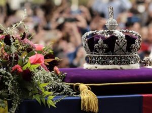 Isabel II ya descansa en Windsor
