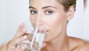 Beber suficiente agua puede ralentizar el envejecimiento
