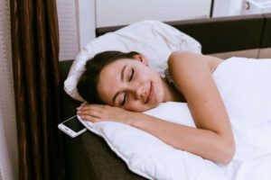 Riesgos de dormir con el celular al lado de la almohada