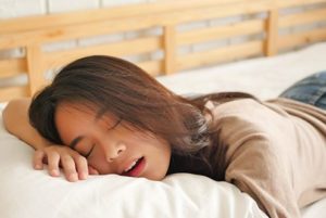 Dormir con la boca abierta es nocivo para tu salud bucal
