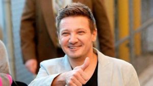 Jeremy Renner de vuelta en casa tras su aparatoso accidente