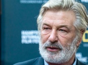 Alec Baldwin estaba «al teléfono» en  el entrenamiento de armas del rodaje de Rust