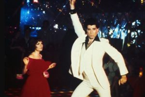 El icónico traje de Travolta en “Saturday Night Fever” sale a subasta