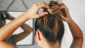 ¿Por qué te atas y desatas el cabello repetidamente? Explorando las posibles razones detrás de este comportamiento