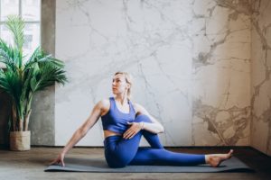 Cómo mejorar tu postura y ganar altura con estas 3 posturas de yoga