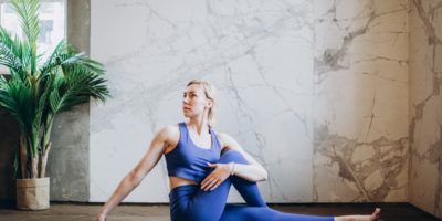 Cómo mejorar tu postura y ganar altura con estas 3 posturas de yoga