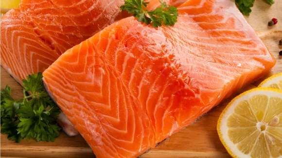 exploraremos en detalle los cinco principales beneficios del salmón y cómo puedes aprovechar al máximo este increíble pescado en tu alimentación diaria