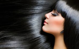 Cómo lavar el cabello negro