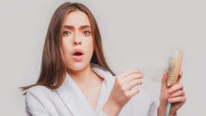 ¿Por qué mi cabello no crece?: Descubre las causas y soluciones para un cabello largo y fuerte
