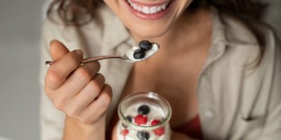 La verdad sobre el yogur para cuidar tu microbiota