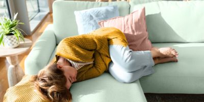 La explicación a por qué te quedas dormido enseguida en el sofá pero cuando vas a la cama no puedes dormir