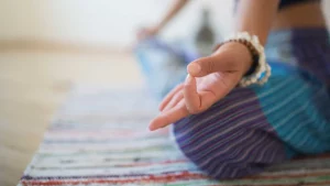Yoga sensible al trauma: cómo esta práctica puede ayudarte a sanar desde el interior